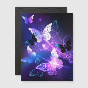 Invitation Magnétique Arrière - plan avec papillons de nuit