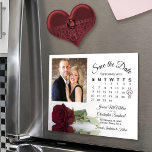 Invitation Magnétique Burgundy Rose Calendrier Photo Enregistrer la date<br><div class="desc">Ces belles cartes magnétiques sont le moyen parfait de faire savoir à votre famille et à vos amis de sauver la date pour votre prochain mariage. Le design romantique comprend un seul rose bordeaux à longue tige, marron ou rouge vif sur son côté réfléchissant ou miroir dans un bassin d'eau...</div>