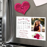 Invitation Magnétique Calendrier des roses magenta et rose Photo Enregis<br><div class="desc">Cette belle carte magnétique est une merveilleuse façon de faire connaître à vos amis et votre famille la date de sauvegarde pour votre prochain mariage. Le design boho chic rustique se compose d'un ensemble de roses d'aquarelle peints à la main dans les tons magenta, rose chaud et rougissant. Le côté...</div>