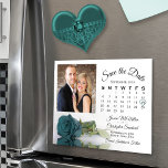 Invitation Magnétique Calendrier du Rose turquoise Mariage photo Date de<br><div class="desc">Ces belles cartes magnétiques sont le moyen parfait de faire savoir à votre famille et à vos amis de sauver la date pour votre prochain mariage. Le design romantique est composé d'un seul rose turquoise, turquoise ou couleur aqua foncé, allongé sur son côté, réfléchissant ou reflété dans un bassin d'eau...</div>