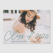 Invitation Magnétique Classe de 2025 Modern Green Script Photo Graduatio (Devant)