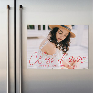 Invitation Magnétique Classe de 2025 Modern Red Script Photo Graduation