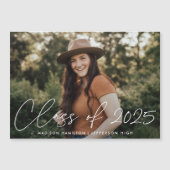 Invitation Magnétique Classe de 2025 Modern White Script Photo Graduatio (Devant)