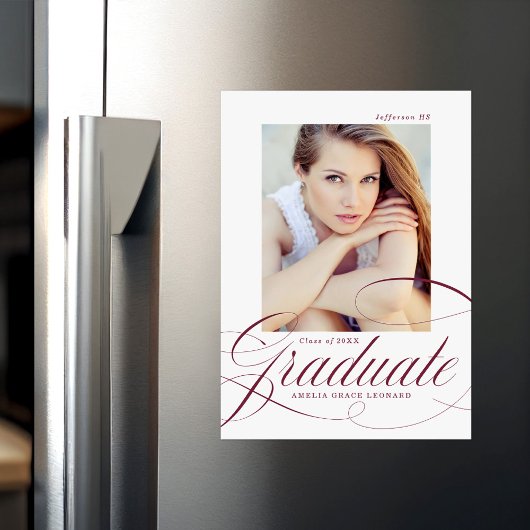 Invitation Magnétique Élégant Maroon Calligraphie Script Photo Graduatio