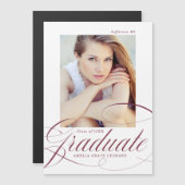 Invitation Magnétique Élégant Maroon Calligraphie Script Photo Graduatio (Devant / Derrière)