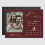 Invitation Magnétique Élégant Rouge Moderne Script Photo Enregistrer La<br><div class="desc">Carte magnétique moderne Red Elegant Script ‘Save the Date’ avec calendrier personnalisé avec une belle photo. Faites savoir à votre famille, à vos amis et à vos collègues que vous avez fixé une date pour la célébration de votre mariage avec cette carte élégante. Pour déplacer le marqueur Bague > cliquez...</div>