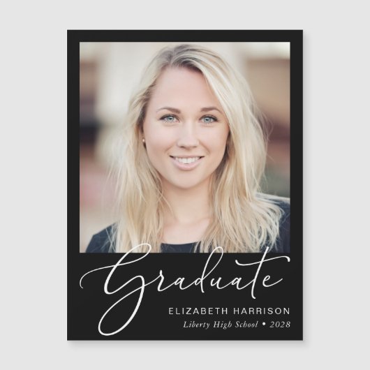 Invitation Magnétique Élégant Script Photo Black Graduation (Devant)