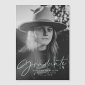 Invitation Magnétique Élégante Monnaie Vert Script Photo Graduation (Devant)