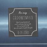 Invitation Magnétique Faux Chalkboard encadré Be My Groomsmaid Request<br><div class="desc">Ce n'est pas du tout bizarre d'avoir un Groomsmaid à vos côtés le jour de votre mariage. Envoyez cette carte de demande de faux tableau magnétique à elle pour lui demander - elle dira oui! (et lui dire ensuite de le coller quelque part sans danger - devant le réfrigérateur? )...</div>