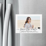 Invitation Magnétique Graduation Enregistrer la date 1 Photo Elegant Scr<br><div class="desc">Partagez les nouvelles joyeuses de votre prochaine fête de remise de diplômes ainsi qu'une photo préférée avec ces minimalistes modernes simples enregistrer les invitations magnétiques de la date. Le texte est simple à customiser pour inclure le nom du diplômé, l'année de classe, l'école et d'autres détails de l'événement. (CONSEIL EN...</div>