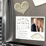 Invitation Magnétique Ivory White Floral Calendrier & Photo Enregistrer<br><div class="desc">Cette belle carte magnétique est une merveilleuse façon de faire connaître à vos amis et votre famille la date de sauvegarde pour votre prochain mariage. Le design boho chic rustique se compose d'un ensemble de roses aquarelles peints à la main et de fleurs dans les tons ivoire, crème et blanc....</div>