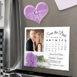 Invitation Magnétique Lilac Purple Rose Calendrier Photo Date d'enregist<br><div class="desc">Ces belles cartes magnétiques sont le moyen parfait de faire savoir à votre famille et à vos amis de sauver la date pour votre prochain mariage. Le design romantique est composé d'un seul rose de couleur violet ou lilas, à long tige, sur son côté, réfléchissant ou reflété dans un bassin...</div>