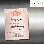 Invitation Magnétique Masquerade rose or parties scintillant Sweet 16 lu<br><div class="desc">Pour une Masquerade élégante, pour un Sweet 16, 16e anniversaire. Un arrière - plan à gradient doré rose. Décoré avec de la poussière de parties scintillant imitation et un masque masqué doré. Personnalisez et ajoutez un nom et des détails du parti. Le nom est écrit avec un script de style...</div>