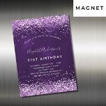 Invitation Magnétique Parties scintillant rose violet d'anniversaire lux<br><div class="desc">Un aimant d'invitation moderne, élégant et glamour pour une fête d'anniversaire de 21ème (ou tout âge). Un arrière - plan de couleur violet profond avec de la poussière de parties scintillant rose faux. La couleur violette est inégale. Le nom est écrit avec un script de style moderne écrit à la...</div>