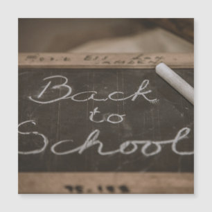 Invitation Magnétique Retour à l'école sur un tableau d'école ancien