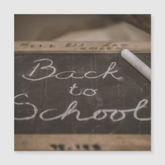 Invitation Magnétique Retour à l'école sur un tableau d'école ancien