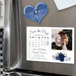 Invitation Magnétique Rustic Blue Roses Calendrier & Photo Enregistrer l<br><div class="desc">Cette belle carte magnétique est une merveilleuse façon de faire connaître à vos amis et votre famille la date de sauvegarde pour votre prochain mariage. Le design boho chic rustique se compose d'un ensemble de roses aquarelles peints à la main dans des tons bleu poussiéreux, bleu marine et indigo. Le...</div>