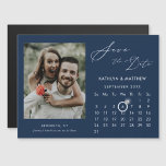 Invitation Magnétique Style Bleu Moderne Élégant Script Photo Enregistre<br><div class="desc">Bleu moderne |arrière - plan Cerulean Élégant Script ‘Save the Date’ Carte magnétique avec calendrier personnalisé avec une belle photo. Faites savoir à votre famille, à vos amis et à vos collègues que vous avez fixé une date pour la célébration de votre mariage avec cette carte élégante. Pour déplacer le...</div>