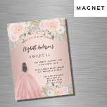 Invitation Magnétique Sweet 16 fleurs d'or rose robe luxe<br><div class="desc">Une invitation moderne, élégante et glamour pour une fête Sweet 16, 16e anniversaire. Un arrière - plan rose en or avec des fleurs roses rousses, une fille portant une robe de bal. Le nom est écrit avec un script de style moderne écrit à la main. Personnalisez et ajoutez les détails...</div>