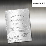 Invitation Magnétique Sweet 16 robe argent parties scintillant luxe invi<br><div class="desc">Un aimant d'invitation moderne, élégant et glamour pour une Soirée 16, 16ème anniversaire Sweet. Un arrière - plan à l'aspect métallique faux argenté avec de la poussière de parties scintillant et une robe. Le nom est écrit avec un script de style moderne écrit à la main. Personnalisez et ajoutez les...</div>