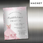 Invitation Magnétique Sweet 16 robe rose argent parties scintillant luxe<br><div class="desc">Un aimant d'invitation moderne, élégant et glamour pour une Soirée 16, 16ème anniversaire Sweet. Un faux arrière - plan métallique à l'apparence argentée avec de la poussière de parties scintillant rose et une robe. Le nom est écrit avec un script de style moderne écrit à la main. Personnalisez et ajoutez...</div>
