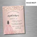 Invitation Magnétique Sweet 16 rose or parties scintillant robe luxe<br><div class="desc">Une invitation magnétique moderne, élégante et glamour pour une Soirée Sweet 16, 16ème anniversaire. Un arrière - plan rose en or avec de la poussière de parties scintillant en faux or, une fille portant une robe de bal. Le nom est écrit avec un script de style moderne écrit à la...</div>