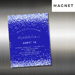 Invitation Magnétique Sweet 16 royal bleu blanc luxe<br><div class="desc">Un aimant d'invitation moderne,  élégant et glamour pour une Soirée 16,  16ème anniversaire Sweet. Un arrière - plan bleu royal,  décoré de faux éclats de parties scintillant. Personnalisez et ajoutez votre nom et les détails de votre fête.</div>