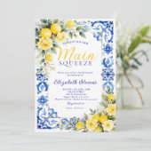 Invitation Main Squeeze Lemon Blue Tile Floral Bridal Shower  (Debout devant)