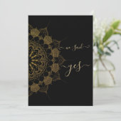 Invitation Mandala Élégant Doré sur Fond Noir (Debout devant)