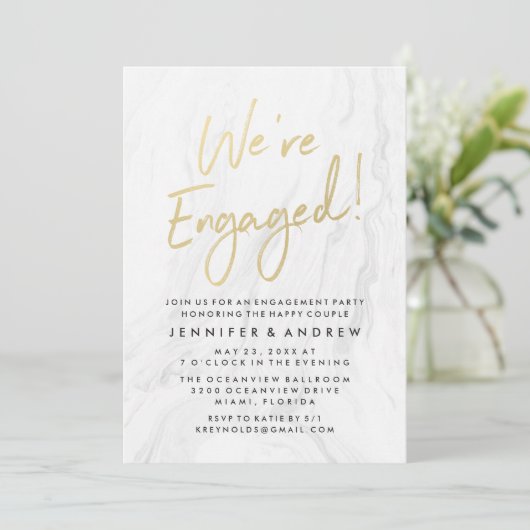 Invitation Marbre blanc moderne Gold Script | Partie d'engage (Debout devant)