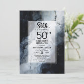 Invitation Marbre noir moderne Surprise 50e fête d'anniversai (Debout devant)
