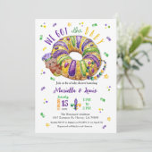 Invitation Mardi Gras Gender Reveal Dark Skin Tone (Debout devant)