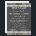 Invitation Mariage campagnard en damier en bois de la grange<br><div class="desc">Fun noir et blanc vieux tableau noir tableau noir "Hot Dang!"  invitation au mariage campagnard en bois de grange ancienne. Cette vieille invitation au mariage campagnard à l'ancienne en bois de grange est pure et saine d'antan!</div>