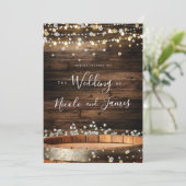 Invitation Mariage Champêtre Moderne avec Fût en Bois Rustiqu (Debout devant)