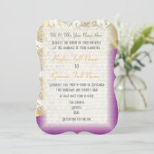 Invitation Mariage damassé de luxe violet foncé et or (Debout devant)