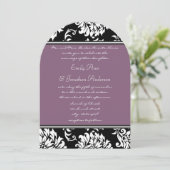 Invitation Mariage damassé violet de forme d'arche à monogram (Debout devant)
