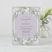 Invitation Mariage dans les tons de violet poussiéreux et de (Debout devant)
