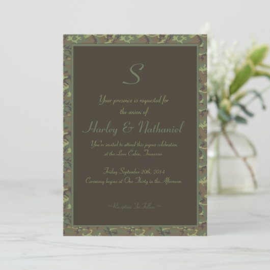 Invitation Mariage de camouflage monogramme (Debout devant)