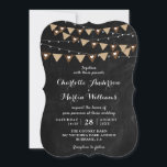 Invitation Mariage de jonction noir Chalkboard<br><div class="desc">Faire-part de mariage en damier noir avec bracelet sur un arrière - plan en damier noir orné de lampes à cordes.</div>