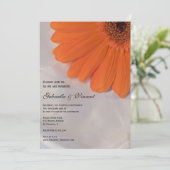 Invitation Mariage de marguerite orange et de satin blanc (Debout devant)