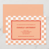 Invitation Mariage de modèle de Gingham rouge Peach Fuzz (Devant / Derrière)