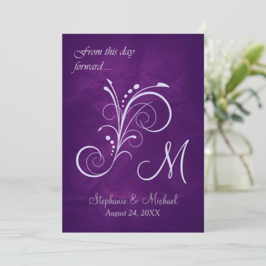 Invitation Mariage de monogramme à balayage d'argent violet (Debout devant)