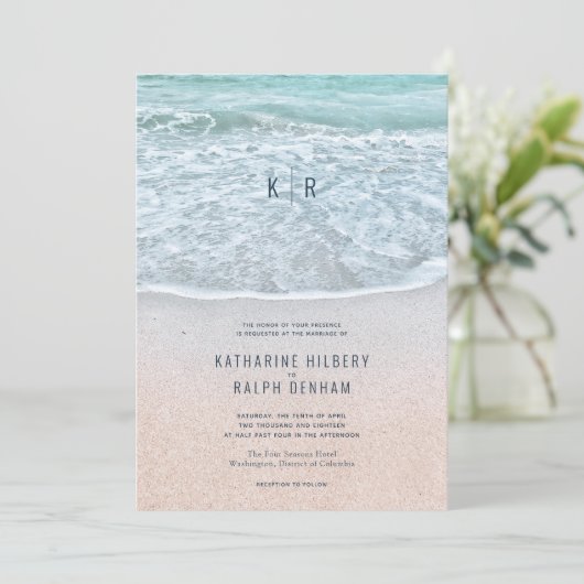 Invitation Mariage de monogramme de plage de sable et d'océan (Debout devant)