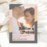 Invitation Mariage de photos défraîchi Décontracté Rainbow de<br><div class="desc">Ce faire-part de mariage de photo couleur décontractée et foncée rétro des années 70 est parfait pour votre simple orange vintage, or rose et mariage rose roux. Conçu avec des éléments d'une arche boho classique et colorée et des rayures super minimalistes. L'aménagement a une atmosphère abstraite de plage tropicale unique,...</div>
