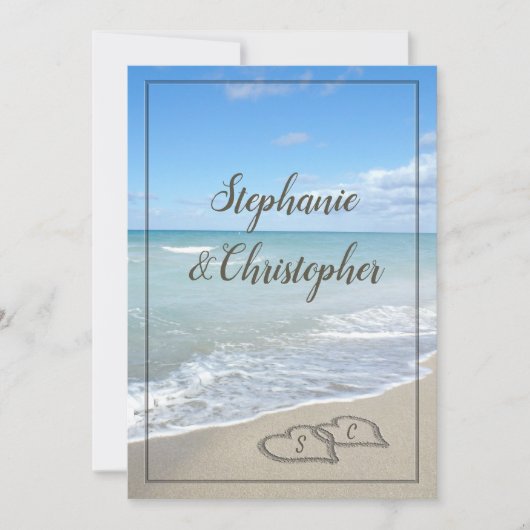 Invitation Mariage de plage Coeurs Monogrammes dans le sable (Devant)