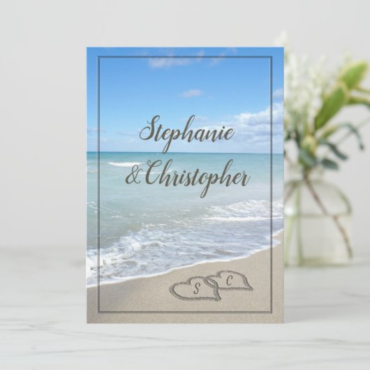 Invitation Mariage de plage Coeurs Monogrammes dans le sable (Debout devant)