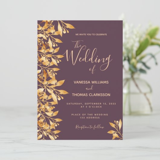 Invitation Mariage de script botanique en or violet Cassis (Debout devant)