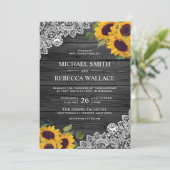 Invitation Mariage de tournesol en dentelle de bois gris de c (Debout devant)