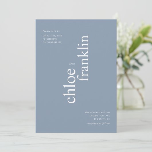 Invitation Mariage de typographie moderne Dusty Blue Bold (Debout devant)