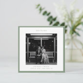 Invitation Mariage de typographie moderne Sage Green Date de (Debout devant)